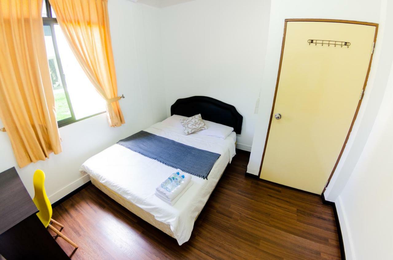 Poni Homestay Muara Exterior foto